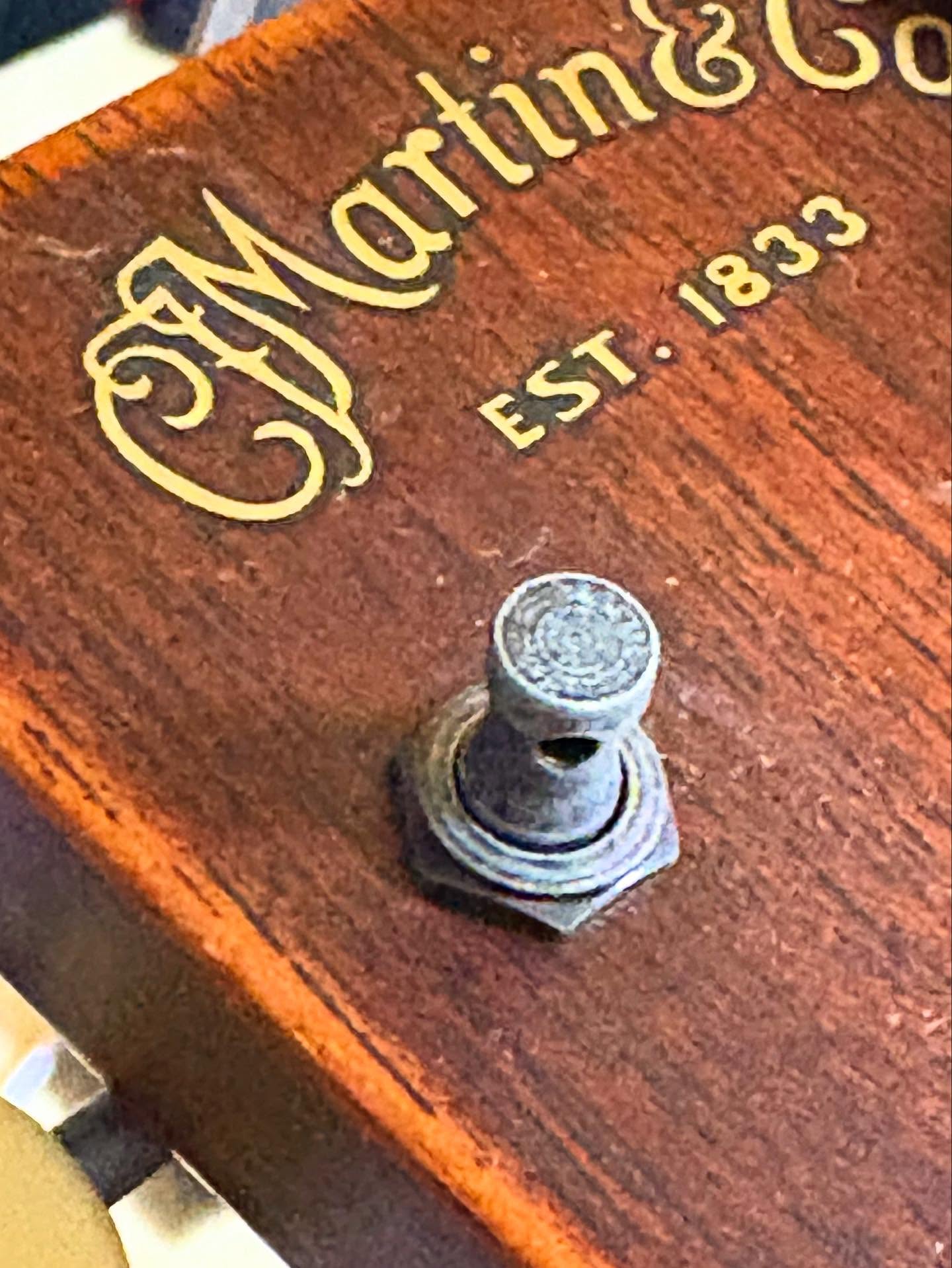 おもむろにアコギの弦を張り替える、の日。弾き語りはちっとも上達しないけど、弦の張り替えもちっとも上達しないけど、それでもナザレス生まれのこいつがかわいい。#martin #アコースティックギター #ギター上手くなりたい