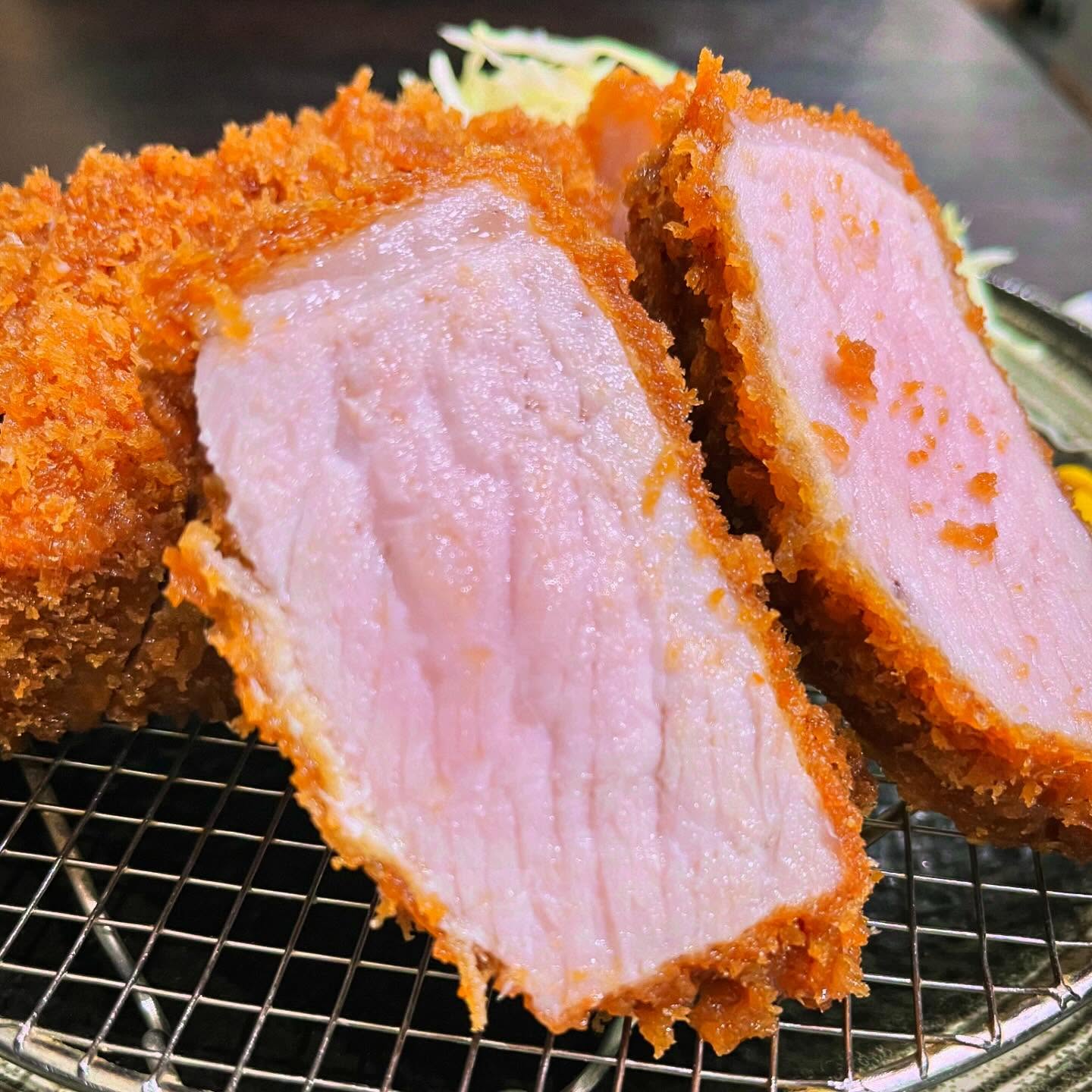 近所のトンカツ屋。肉厚すぎて注文してから20分は待たなきゃなりません。で、待ちくたびれた時のこのインパクトで笑顔になれます。定食ならキャベツ、ご飯おかわり自由なのも嬉しい。#富士かつ #みずほ台