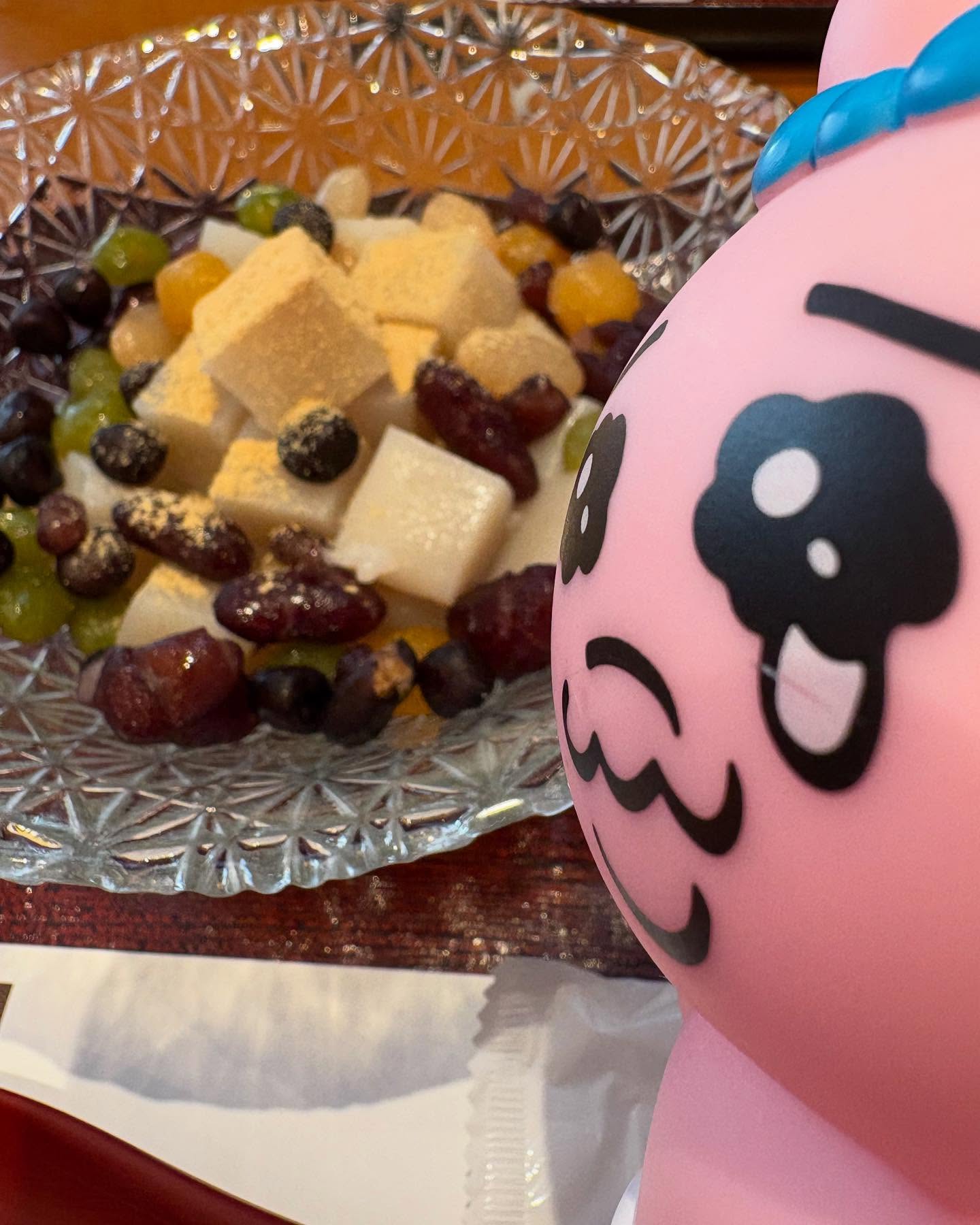 ライブ前に川崎大師にお詣り。これまた初めてだったけど、良かった。タンキリアメだか包丁カツカツさせまくるおっちゃんとか、うんうん。写真はくず餅と豆のなんかあんみつみたいなやつ。#川崎大師