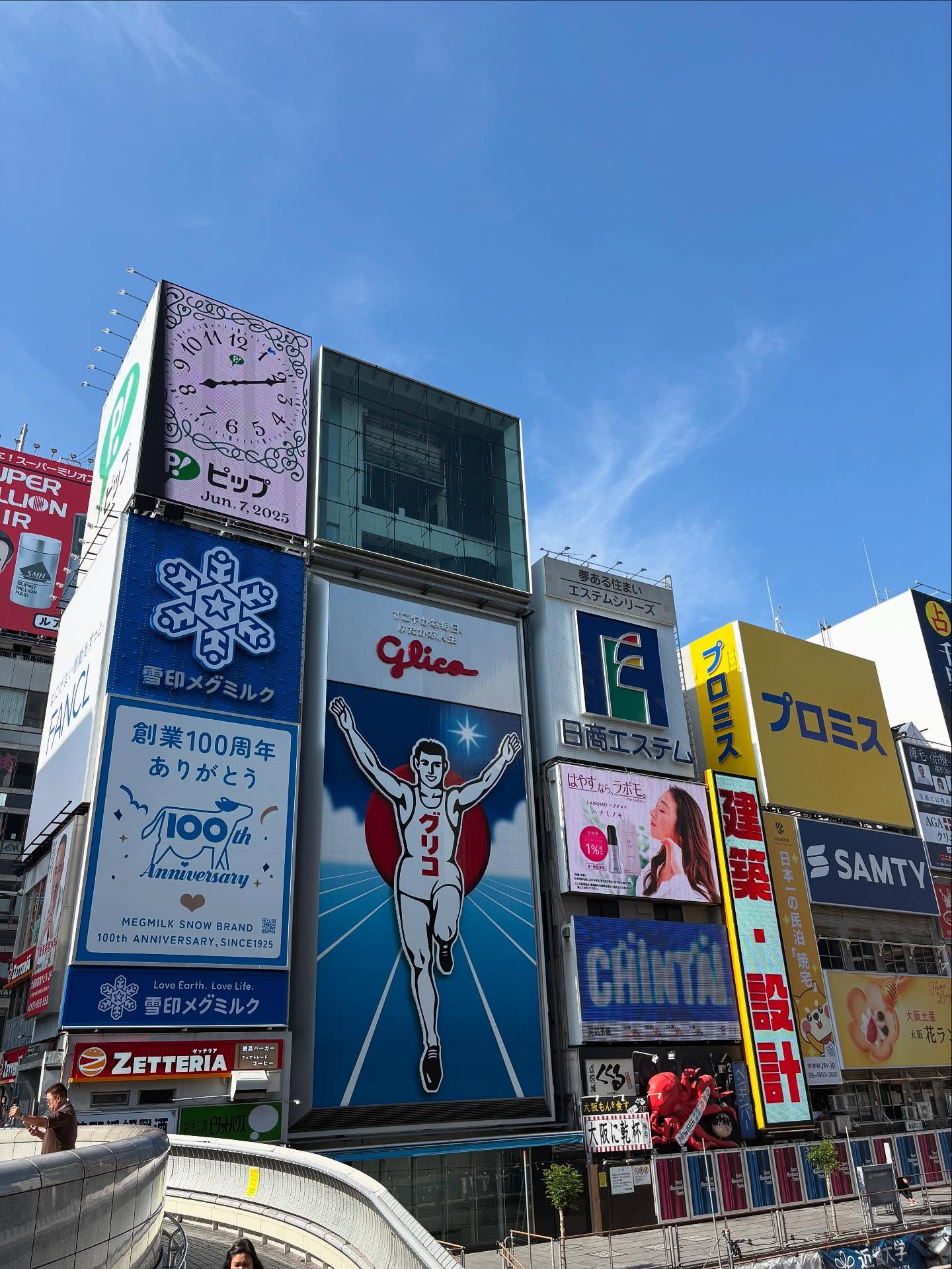 誰も歩いてない心斎橋からの夜の心斎橋。ギャップがすごい。