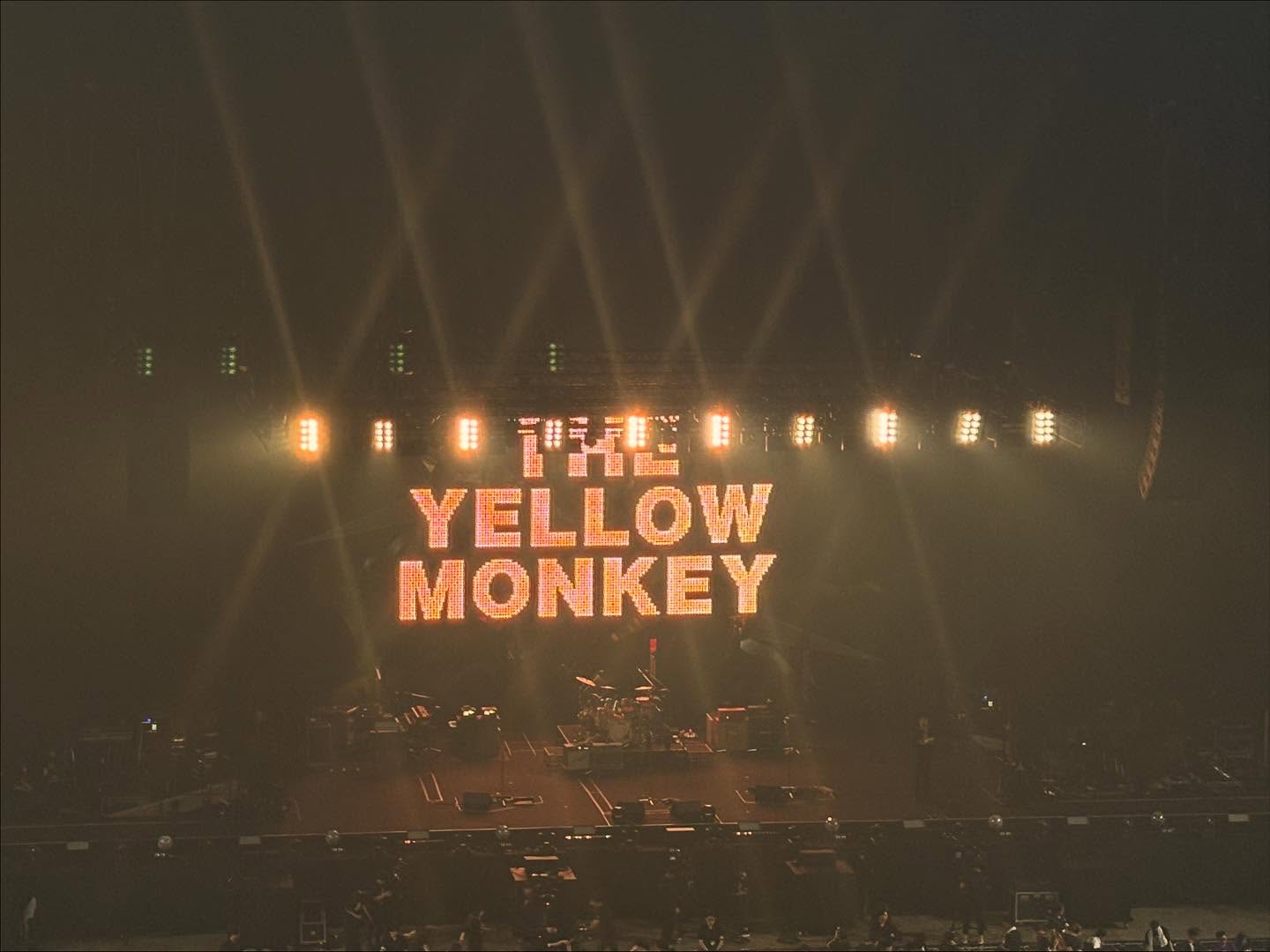 投稿漏れ漏れシリーズ。ザ・イエローモンキー、我が青春はこの4人が活動し続ける限り終わらない。この日は仕事のローンチのせいで前半間に合わず。千葉遠かった。席も遠かった。けど幸せにしてくれた。ありがとう。#theyellowmonkey #lalaarenatokyo_bay