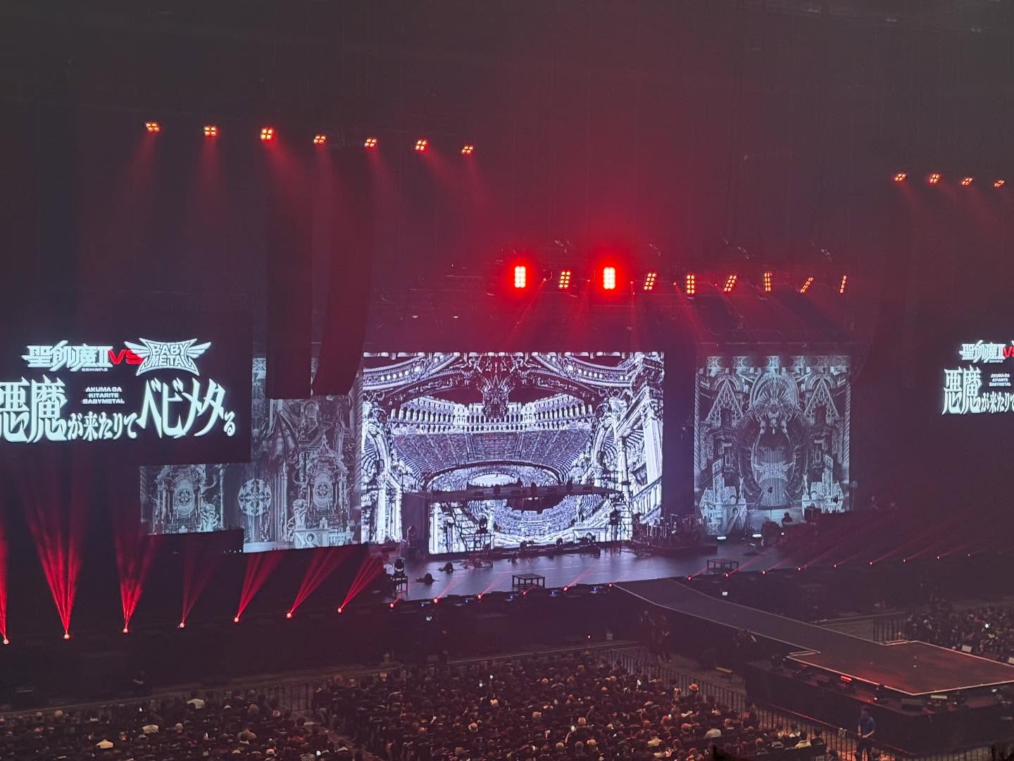 登校ド忘れシリーズ。BABYMETALと聖飢魔II、こちらは２日目。ええ、２日とも行ったのです。1日目はちらっとだったが、２日目はエルドラドを競演。良すぎた。どちらのファンも年配が多いのが面白い。彼らの若かりし頃は接点無い人たちだったんだろうか、いろいろ聞いてみたいが友達居なすぎて無理ゲーでした。#友達ほしい #聖飢魔ii #babymetal #kアリーナ