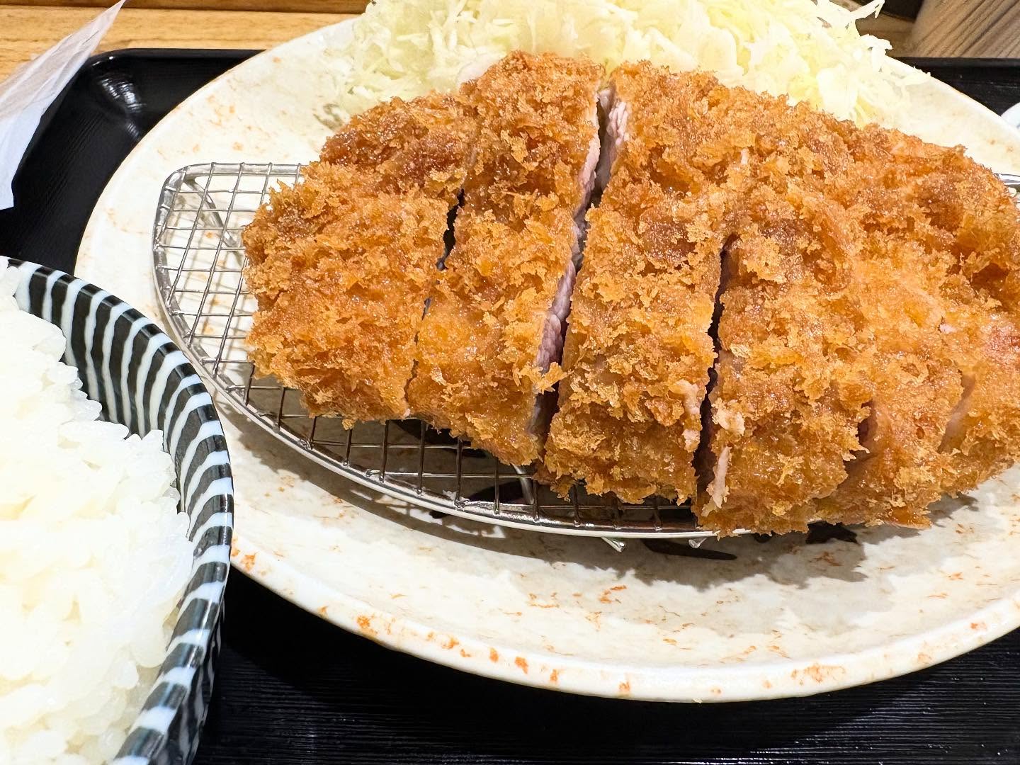 歯医者帰りの昼ごはん。いつも夜に来るけど昼間も大盛況。たまたま1組待ちだったのでこれ幸い。昼間のトンカツも美味かったー。#富士かつ #埼玉グルメ